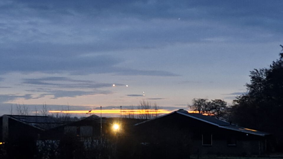 5 witte lichten in een slinger foto