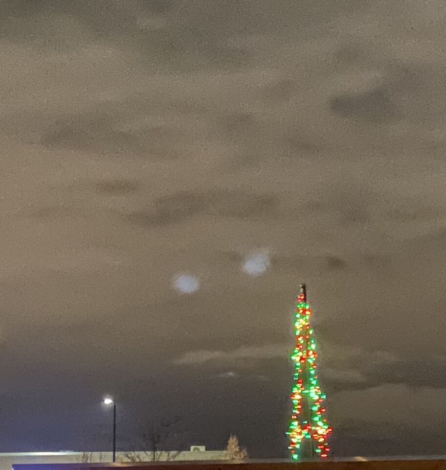 3 à 4 witte bewegende lichtvlekken achter de wolken foto