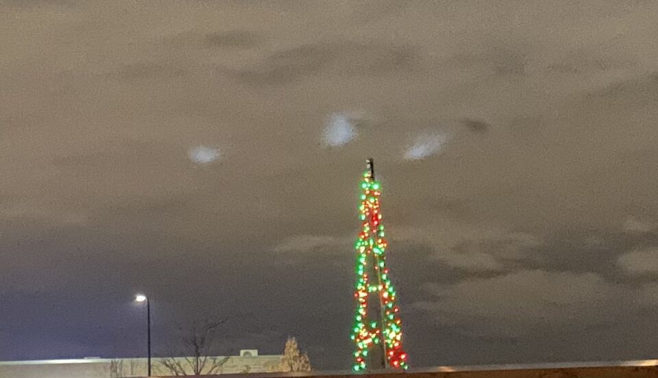 3 à 4 witte bewegende lichtvlekken achter de wolken foto