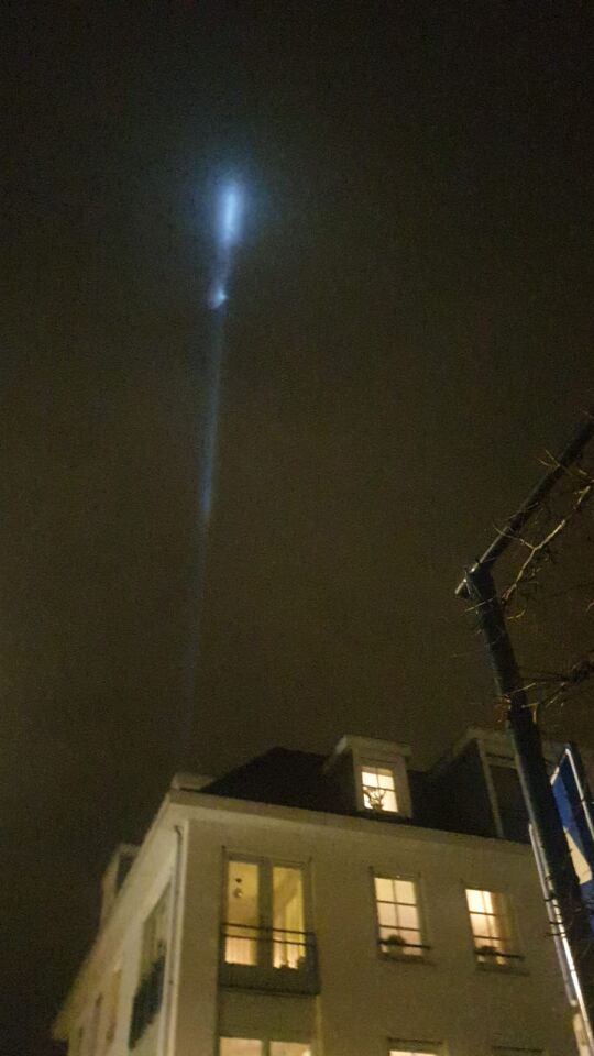 Terborg .. 7061ZE een wit lichtpunt wit met een witte streep erachter.. foto