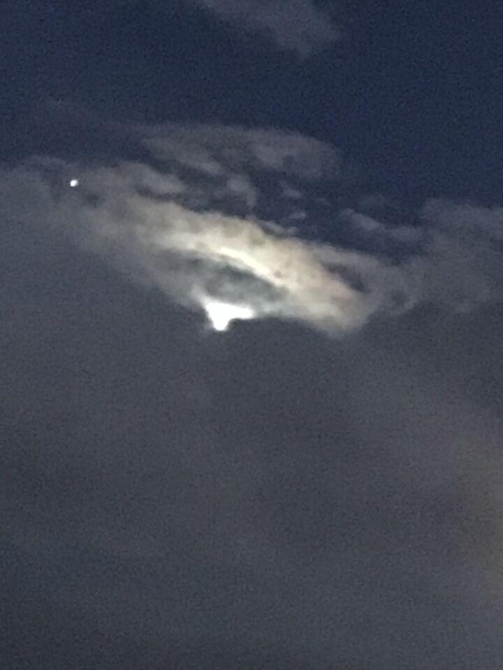 In de wolken een UFO vorm. Licht aan de onderkant. foto