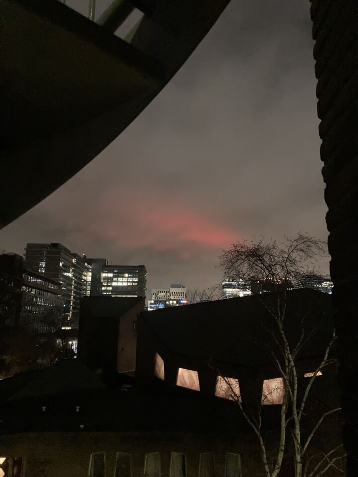 Rode en witte lichtvlakken die aan en uit gingen in verschillende ritmes foto