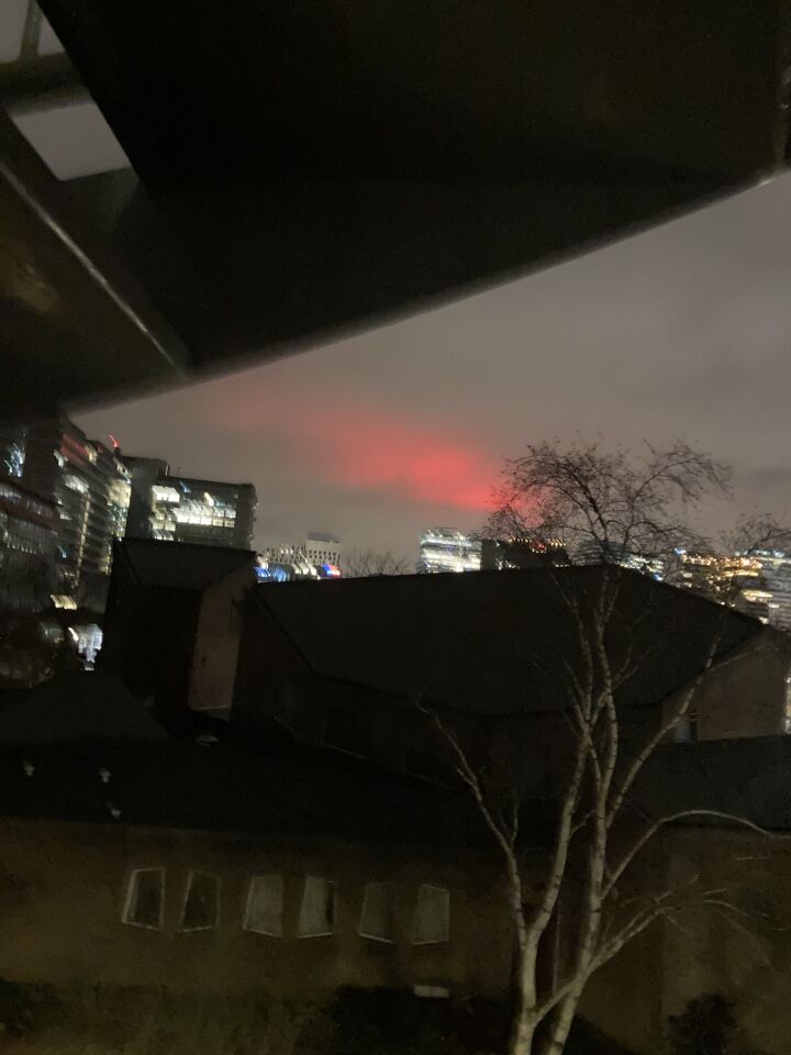 Rode en witte lichtvlakken die aan en uit gingen in verschillende ritmes foto