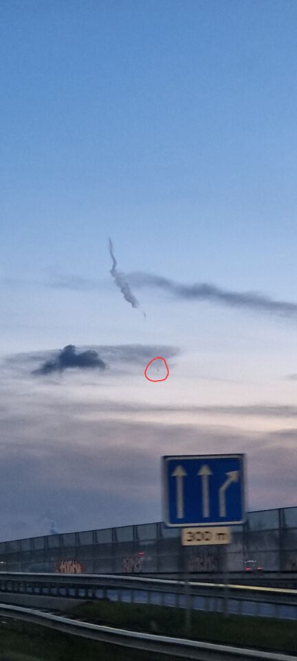 Raket achtig voorwerp wat uit een wolk kwam foto