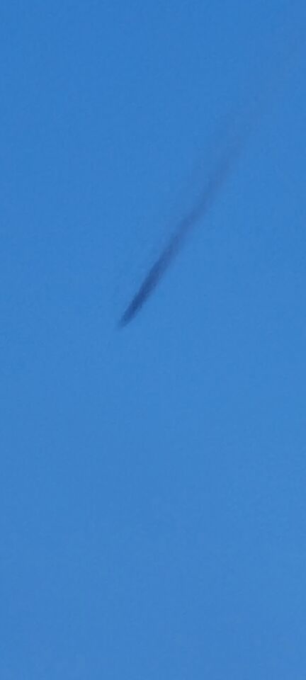 Raket achtig voorwerp wat uit een wolk kwam foto