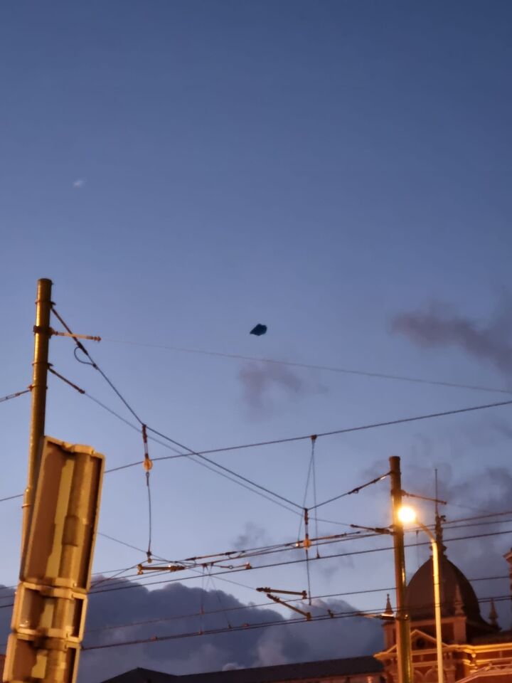 Zwarte veelhoekig object stilstaand in de lucht foto