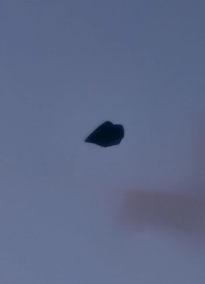 Zwarte veelhoekig object stilstaand in de lucht foto