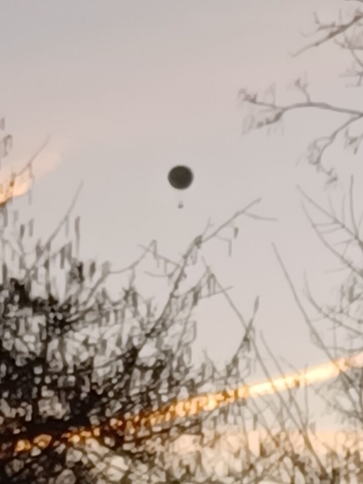 Lichtkleurige ronde ballon met iets eronder foto