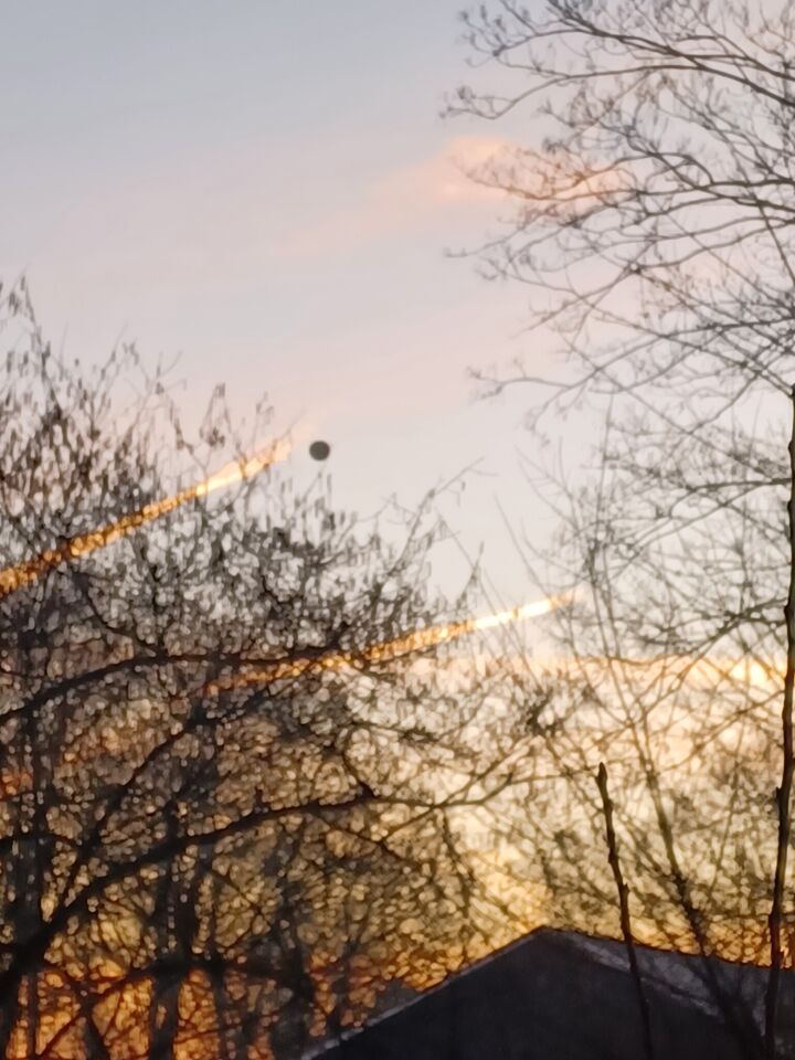 Lichtkleurige ronde ballon met iets eronder foto