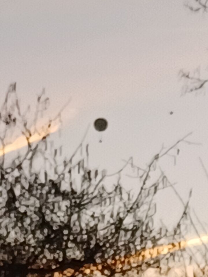 Lichtkleurige ronde ballon met iets eronder foto