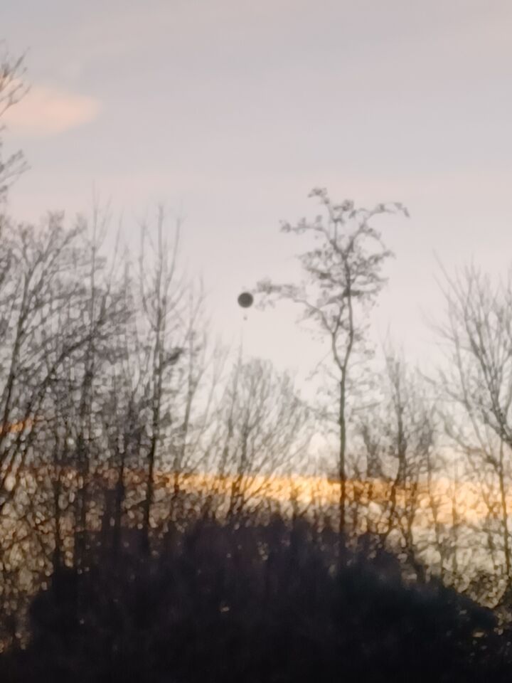 Lichtkleurige ronde ballon met iets eronder foto