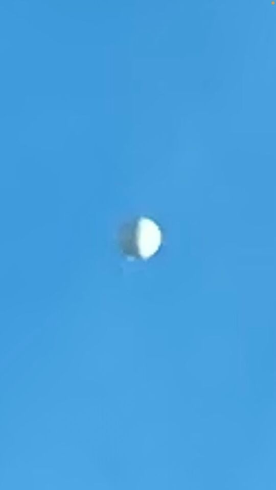 Halfronde wit/grijze bol bewegend door lucht foto