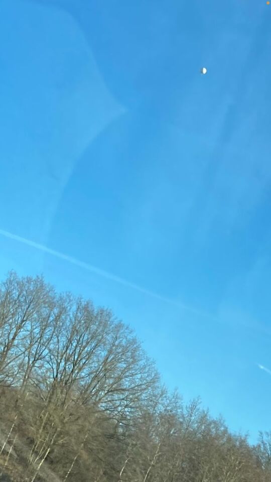 Halfronde wit/grijze bol bewegend door lucht foto