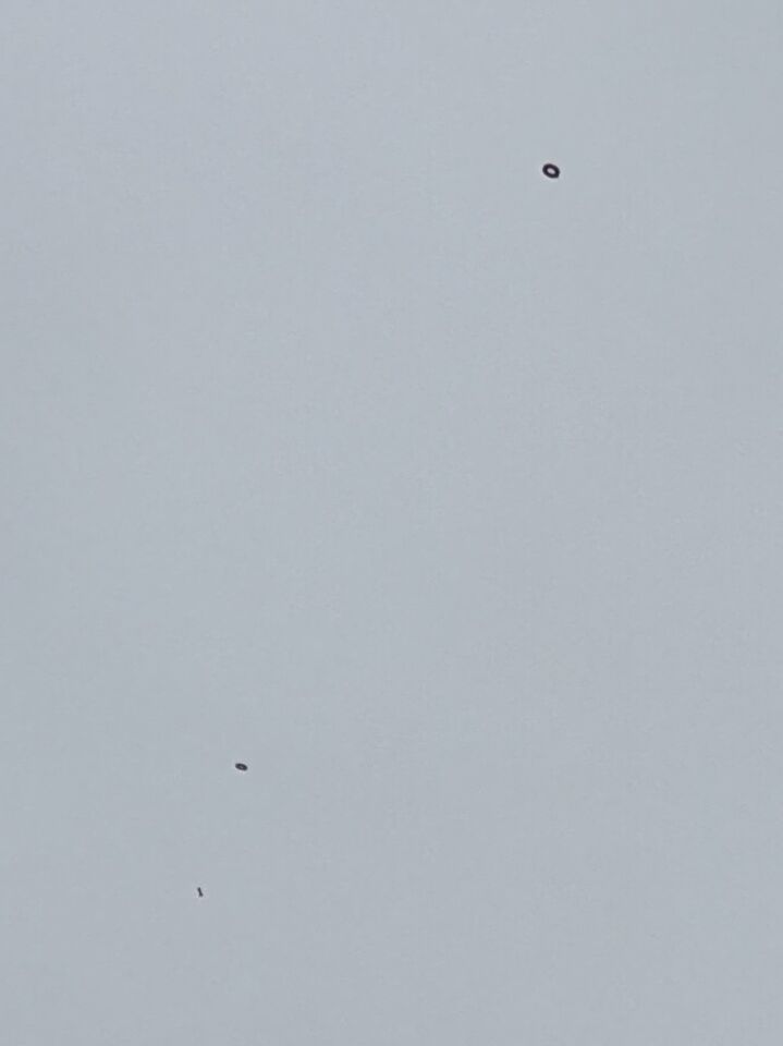 Drie zwarte ringen op grote hoogte foto