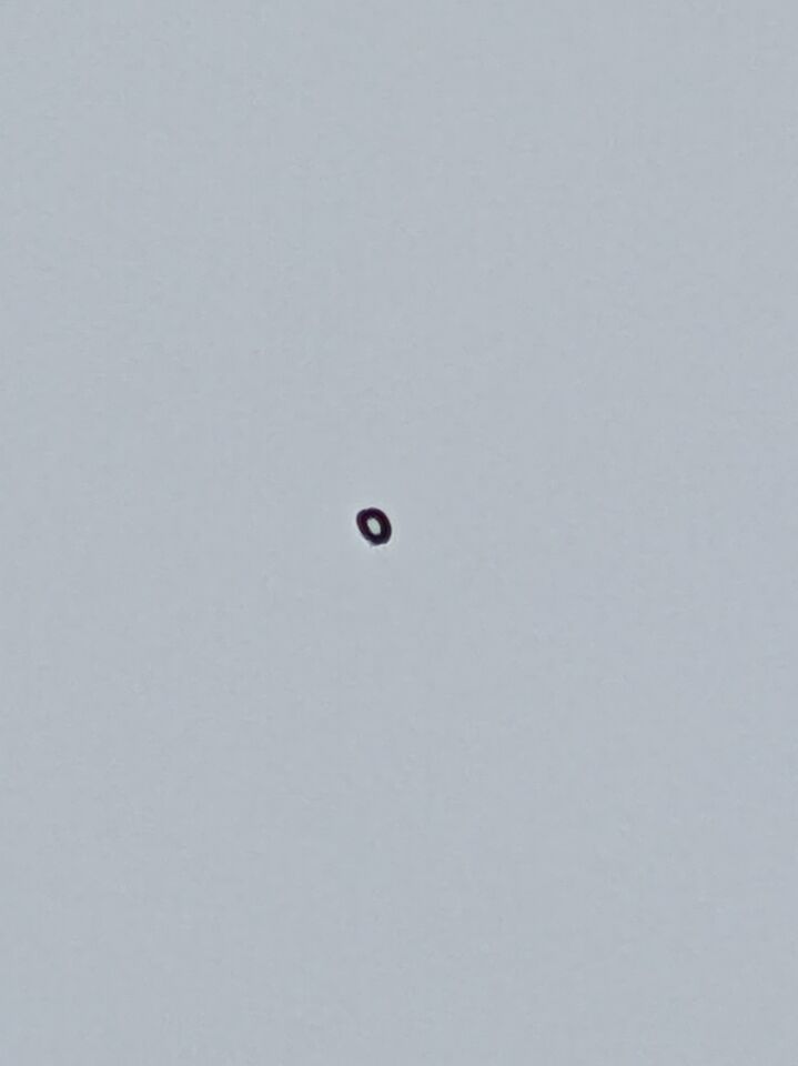 Drie zwarte ringen op grote hoogte foto