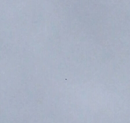 Zwevende ronde zwarte bol. Die rondjes draait in de lucht. foto
