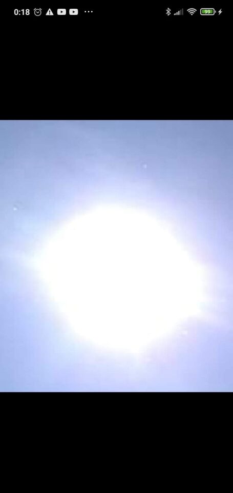 Driehoeken om de zon met eenzijdig een patroon foto