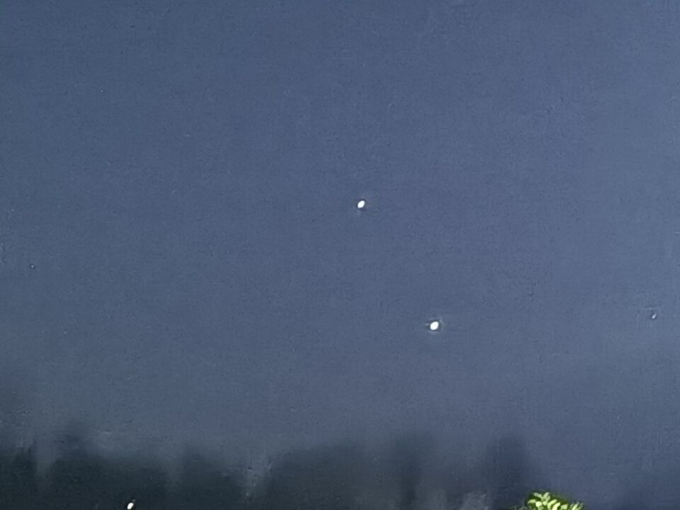 2 heldere schuin boven elkaar staande lichten foto