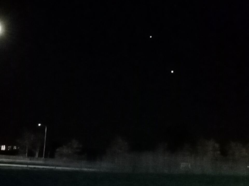 Een lichtpunt onder een ster dat na 30 minuten verdween. foto