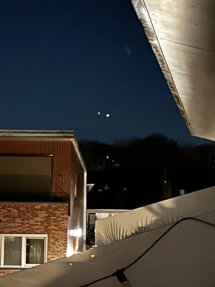 2 lichtbollen naast elkaar. foto