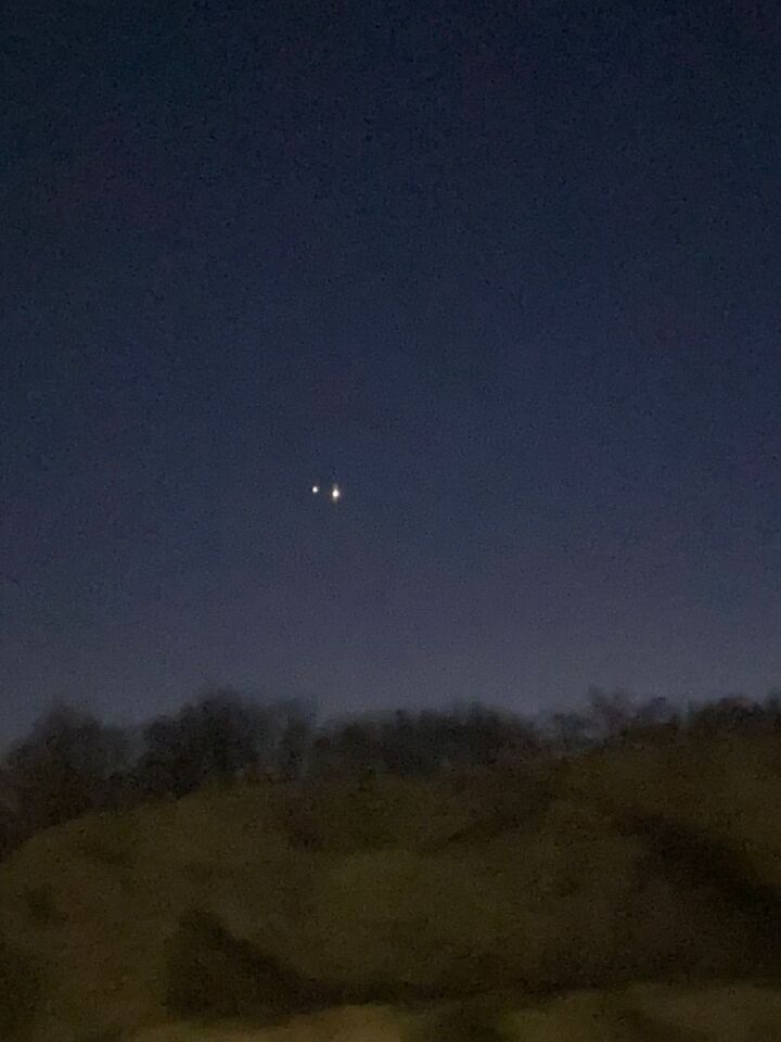 Twee lichtbollen (wit) om 19.30 uur boven Emmeloord waarvan er 1 minder fel was foto