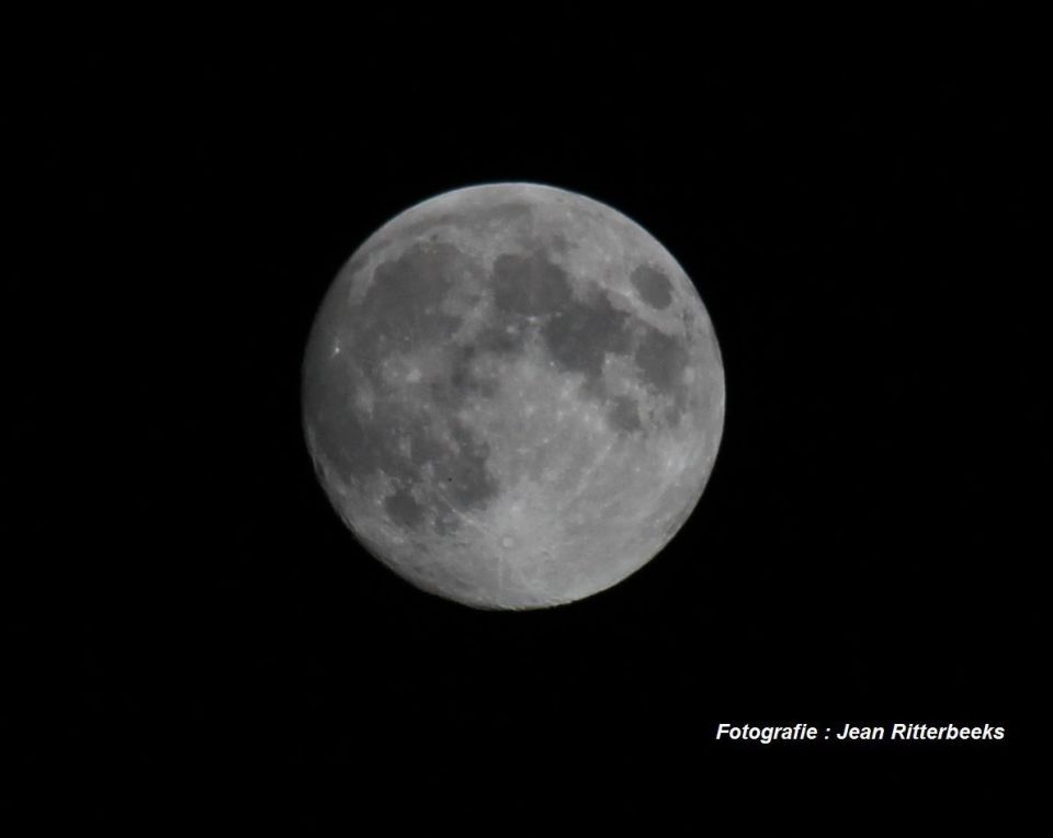 Vreemde zwarte stip op foto van de maan foto