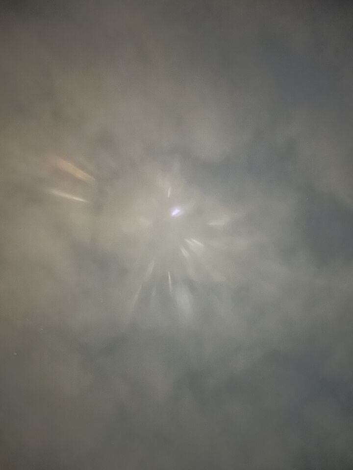 Stilstaand lichtpunt met daaromheen lichtstralen. foto