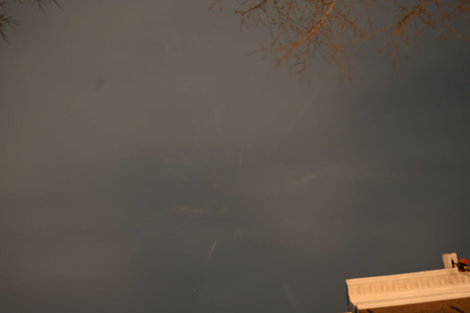 Een ontploffing van licht in de lucht, rode en blauwe strepen. foto