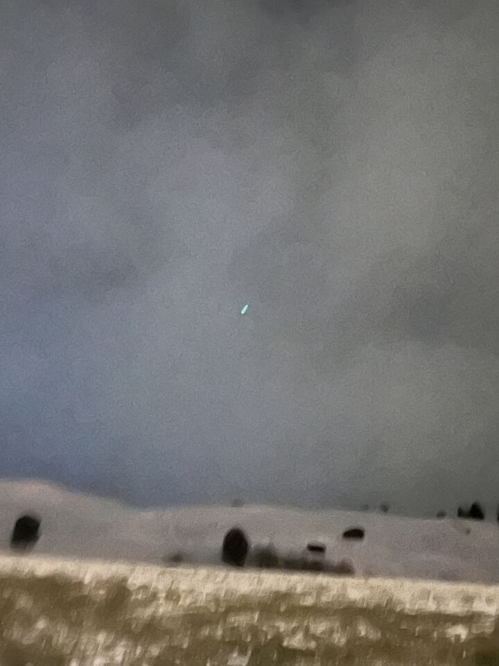 Een groen licht dat ongeveer 2 sec aan en 5 sec uit ging. foto