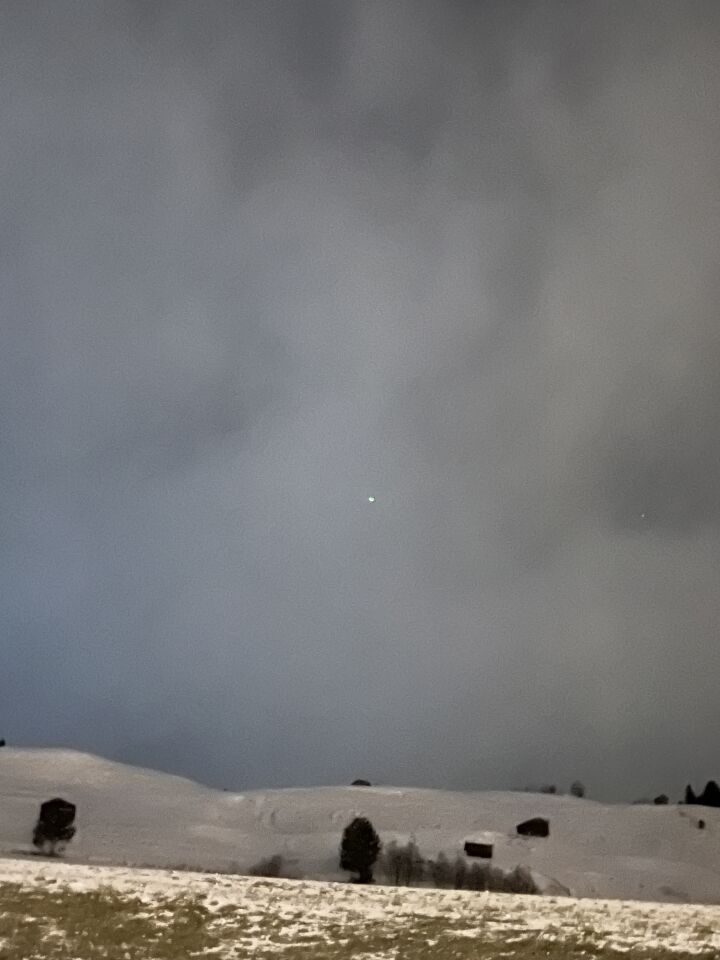 Een groen licht dat ongeveer 2 sec aan en 5 sec uit ging. foto