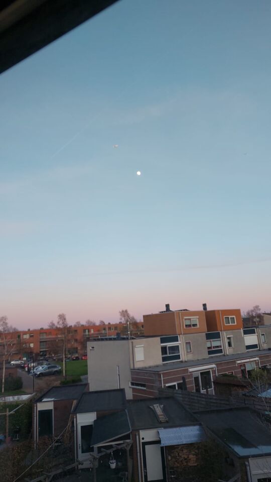 Groot zilver reflecterend object foto
