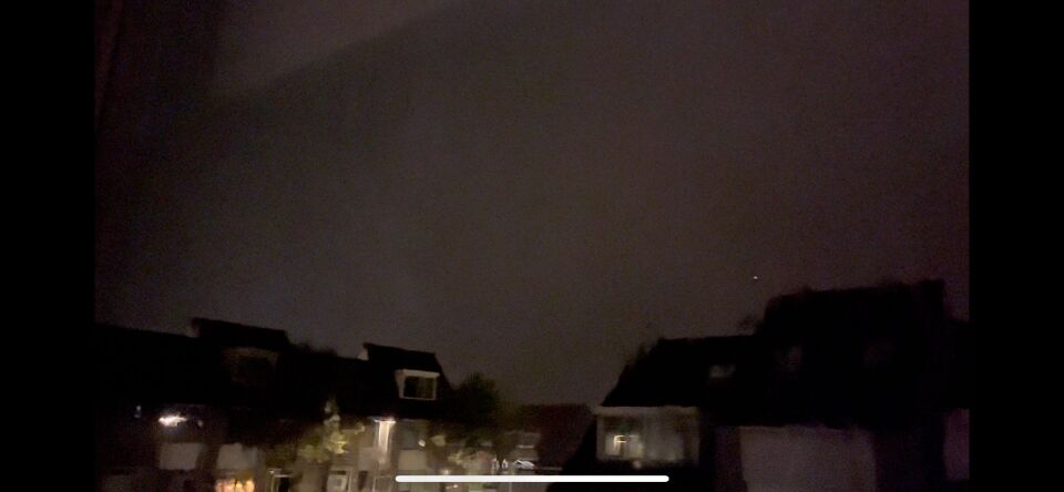 Bewegend licht met flinke snelheid door een onweer storm foto