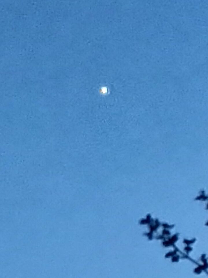 Het lijkt via de verrekijker op een lichtgevende paraplu foto