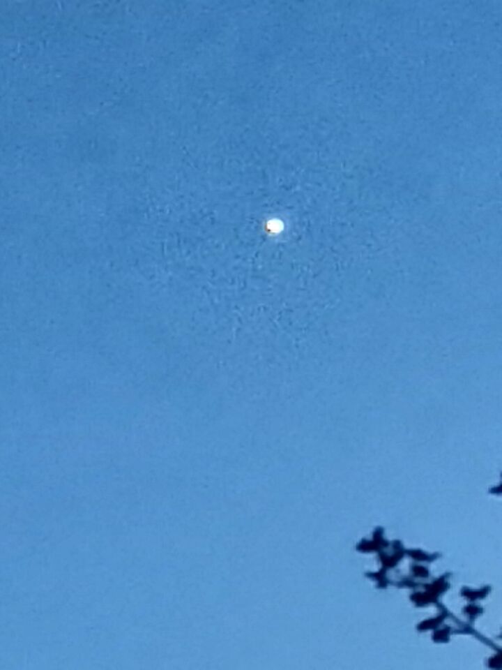 Het lijkt via de verrekijker op een lichtgevende paraplu foto