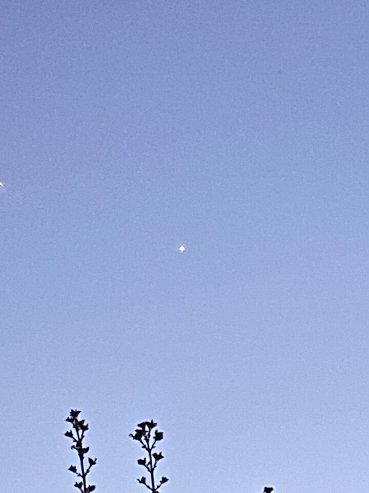 Het lijkt via de verrekijker op een lichtgevende paraplu foto