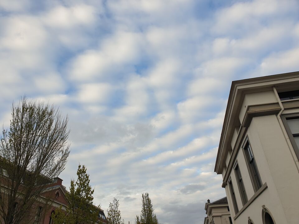 Zeer vreemde, onnatuurlijke wolken formatie boven Utrecht foto