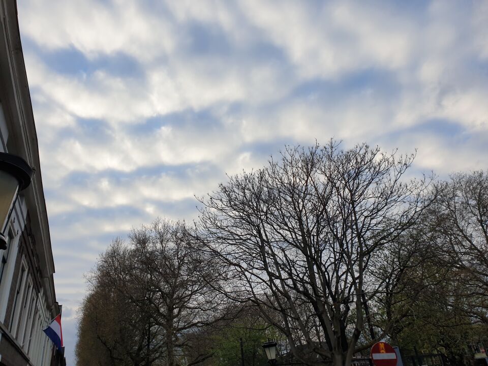 Zeer vreemde, onnatuurlijke wolken formatie boven Utrecht foto