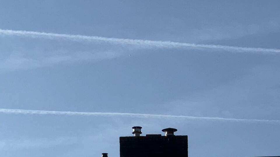Ovaal vorm dat van oost naar west vliegt. foto