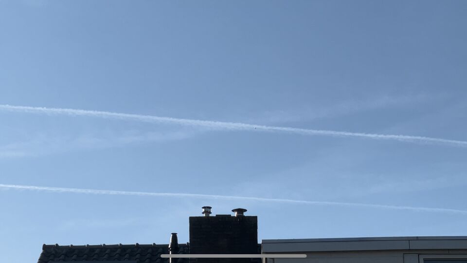 Ovaal vorm dat van oost naar west vliegt. foto