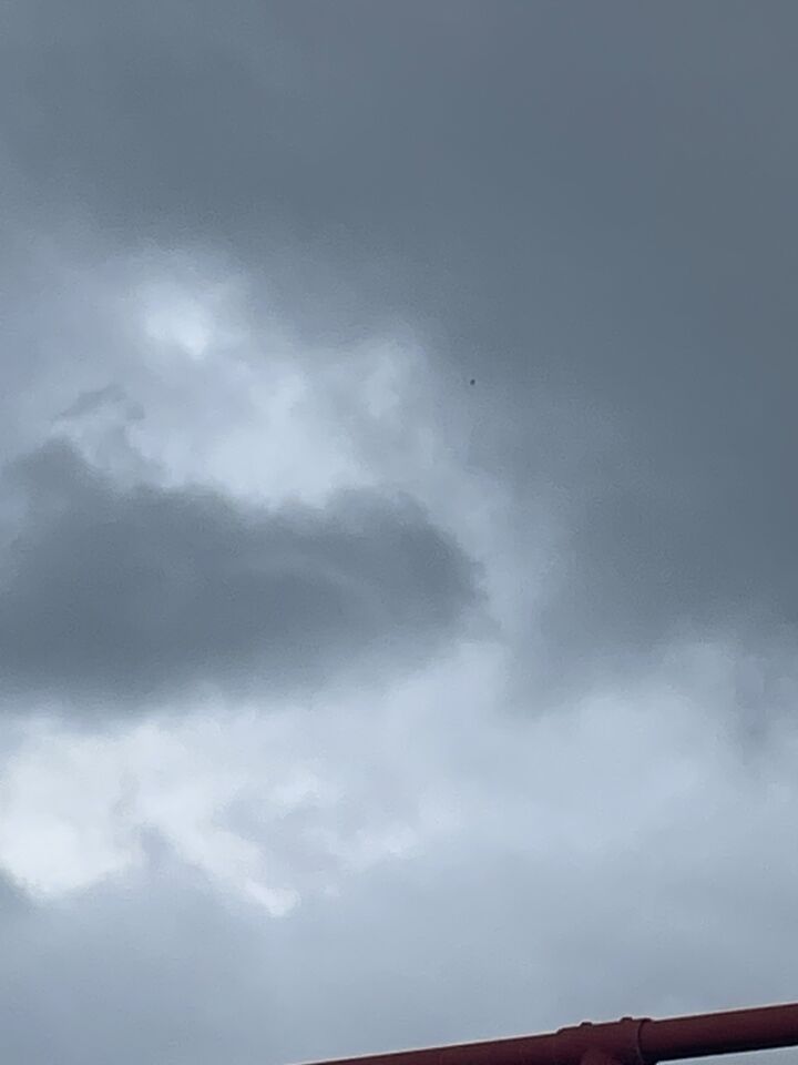 Cylinder looking object moving at a slow speed foto