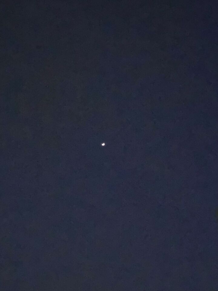 Fel lichtpunt rond of ovaal object zonder knipperlichten en zonder geluid. foto
