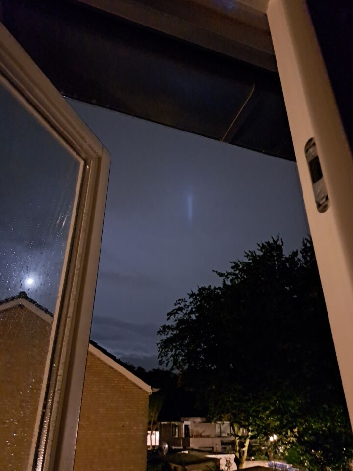 Een lichtstreep in de lucht. foto