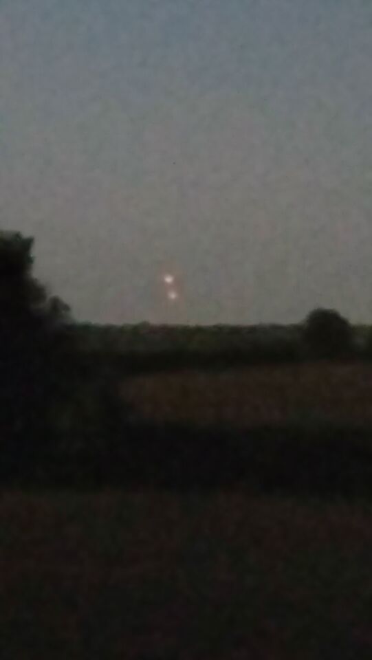 Vreemde bewegende licht bollen in de horizon boven heerlen en omstreken. foto