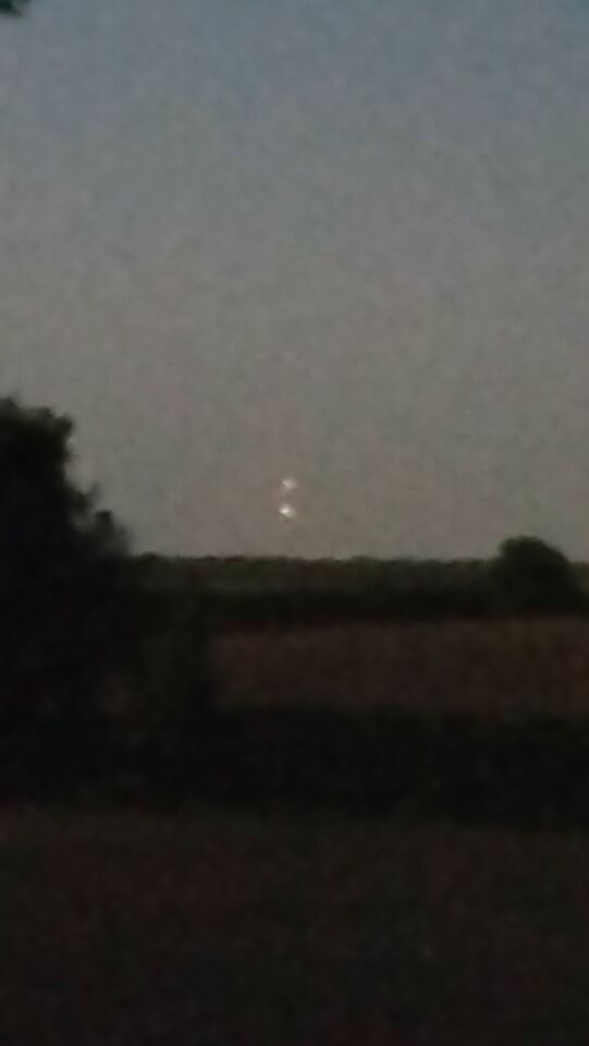 Vreemde bewegende licht bollen in de horizon boven heerlen en omstreken. foto