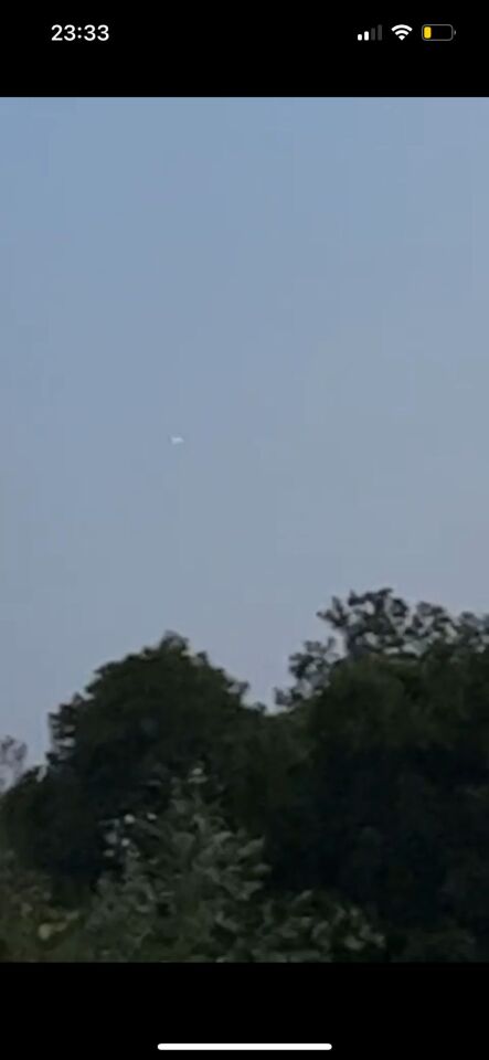 Orangje felle lichtbol werd later licht en wit en bewoog sneller foto