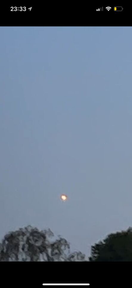 Orangje felle lichtbol werd later licht en wit en bewoog sneller foto