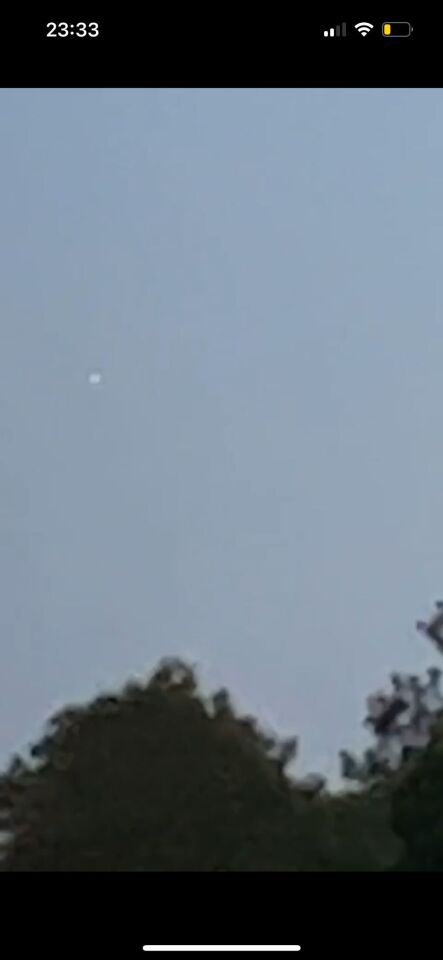 Orangje felle lichtbol werd later licht en wit en bewoog sneller foto