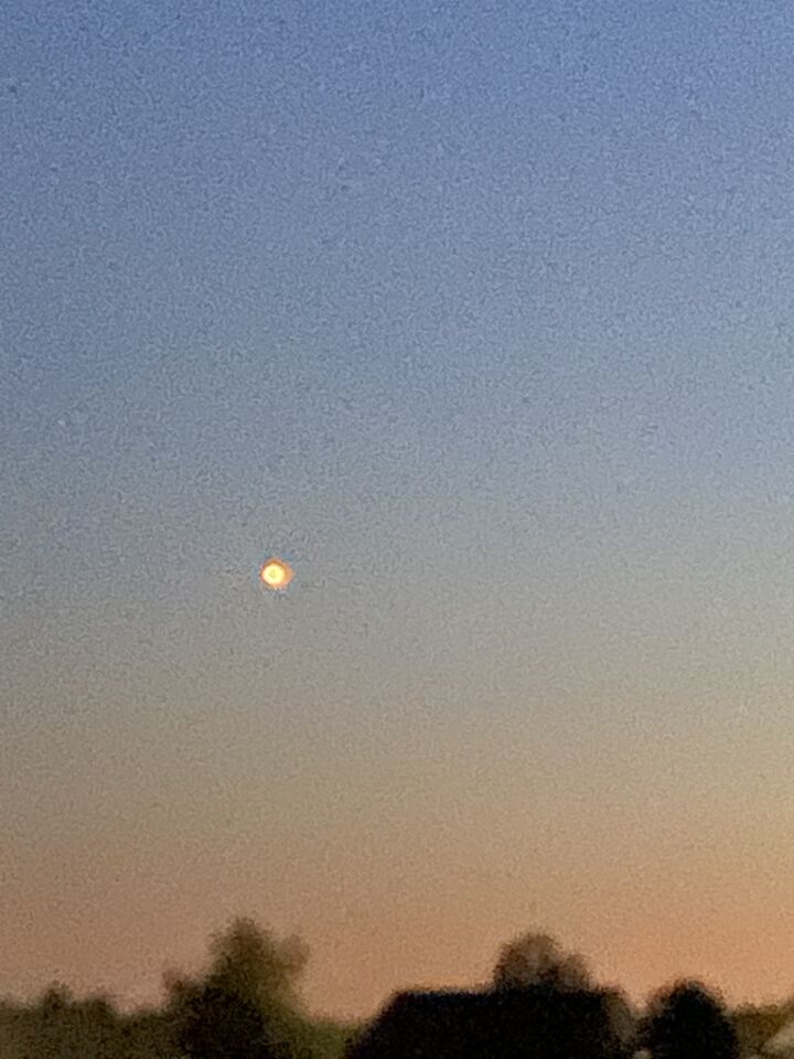 Boven Groningen een object gezien wat stilstond, was zeker geen ster of maan. foto