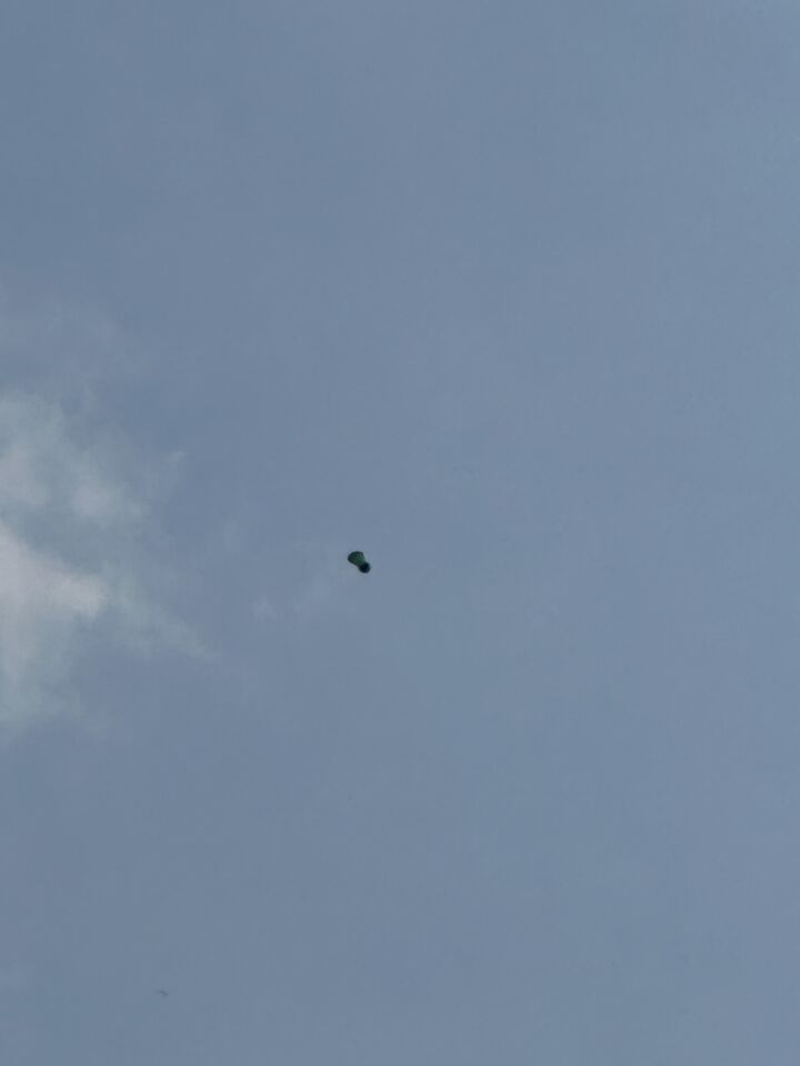 Object wat door de lucht zweefde, zelfde snelheid, zelfde hoogte foto