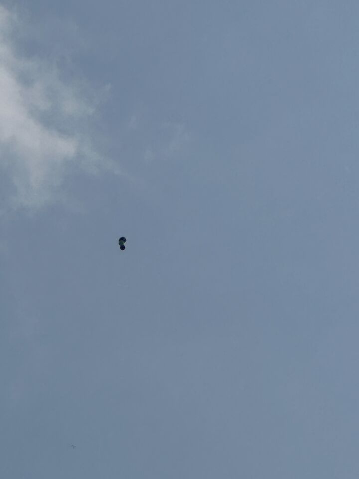 Object wat door de lucht zweefde, zelfde snelheid, zelfde hoogte foto